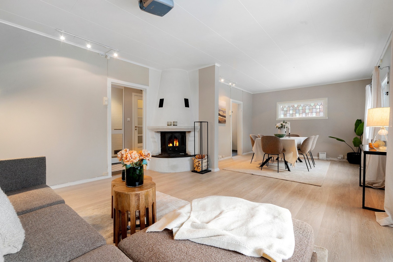 Lys og luftig stue med flere gode møbleringsmuligheter Galleribilde