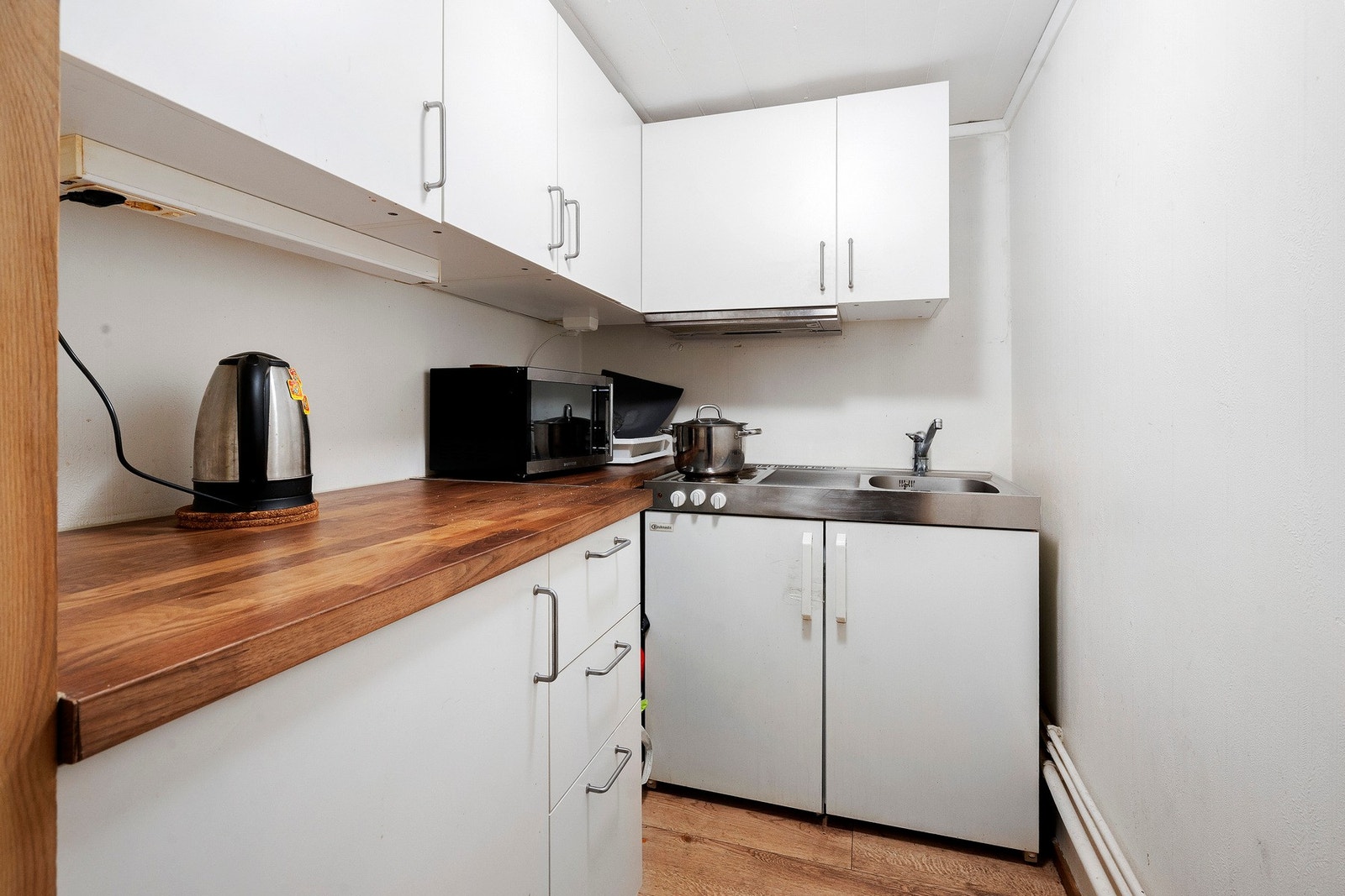 Kjøkken i kjelleretasje - rommet er ikke godkjent til varig opphold Galleribilde