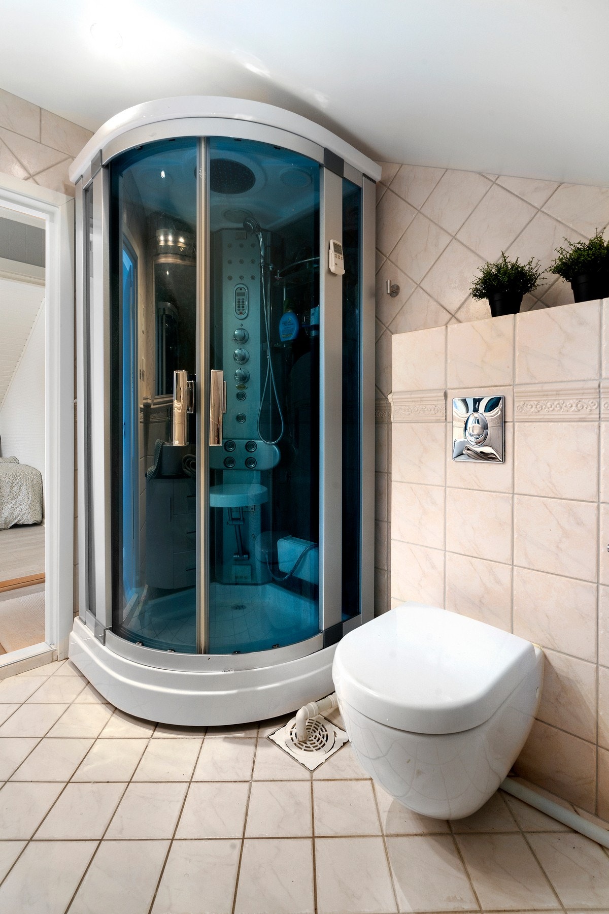 Badet ble oppgradert i 2001 og inneholder vegghegt toalett, dusjkabinett, servantinnredning og opplegg for vaskemaskin Galleribilde