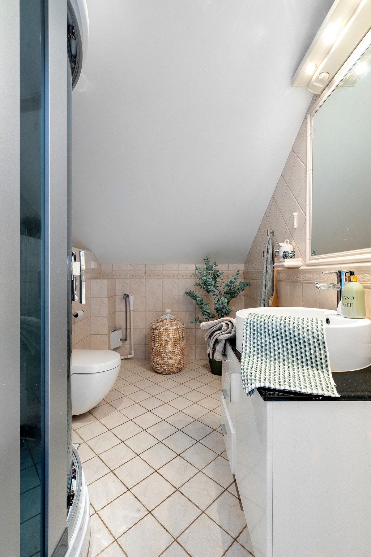 Helfliset baderom med varme i gulv og downlights i himling Galleribilde