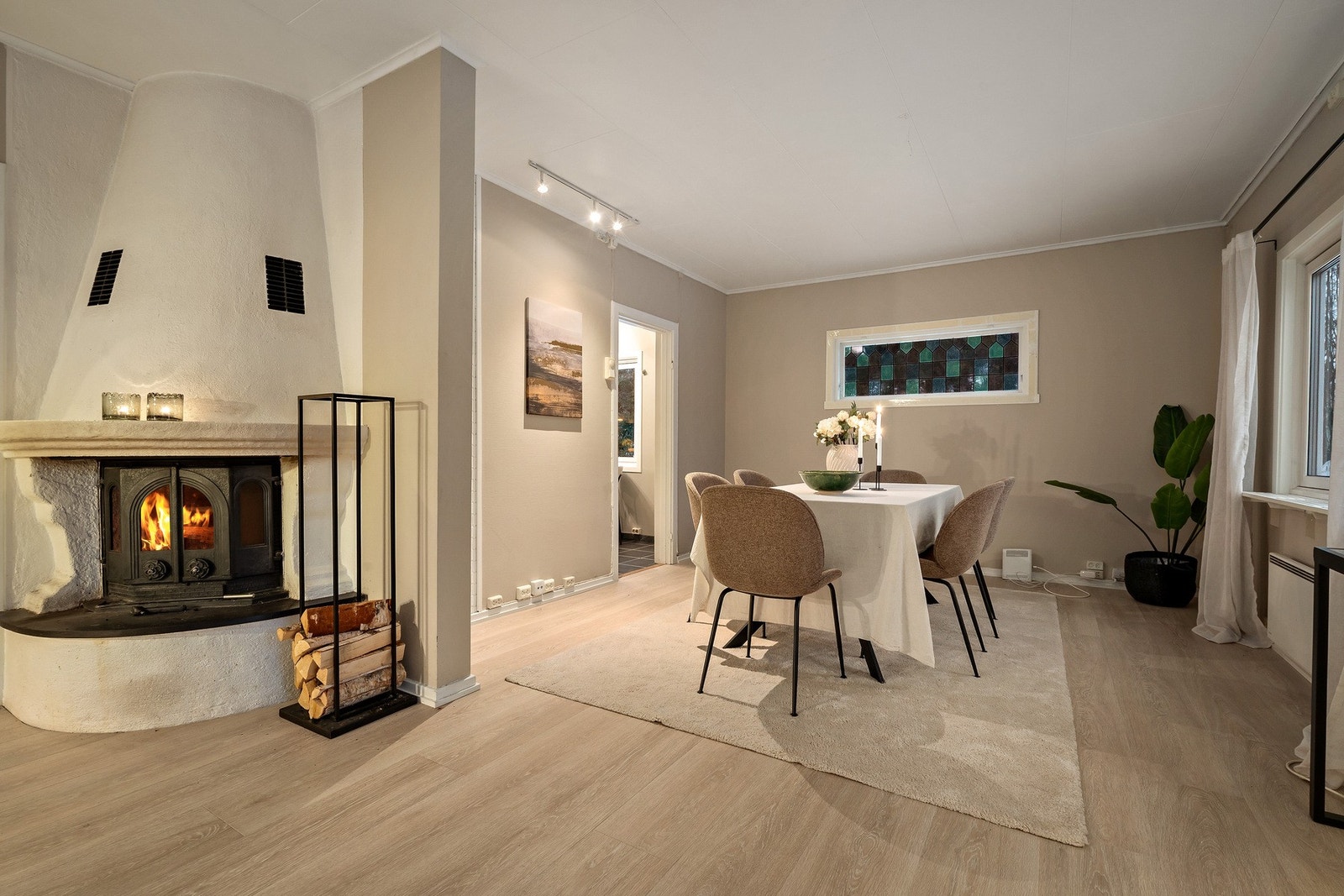 Videre inn i rommet får spisestuen sin naturlige plass i tilknytning til kjøkken Galleribilde