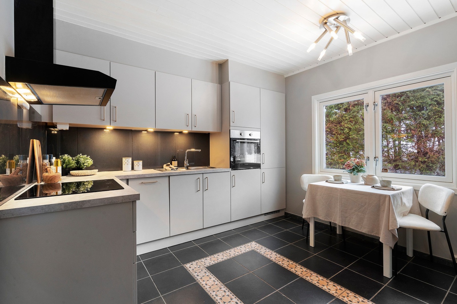 Boligens kjøkken fremstår lys og moderne med innredning fra 2025 Galleribilde