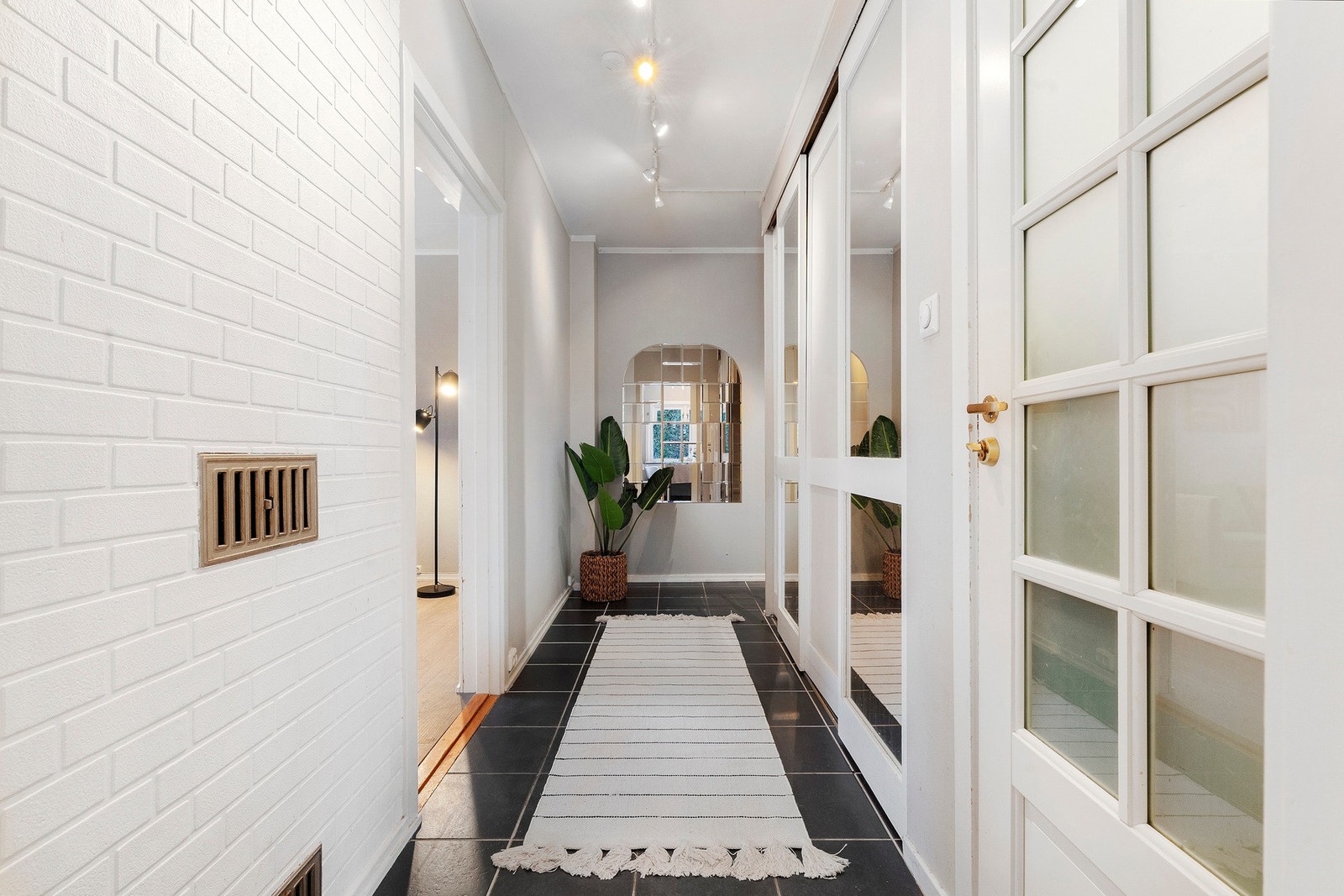 Flislagt gang v/ entré med rikelig oppbevaringsplass til yttertøy og andre personlige eiendeler Galleribilde