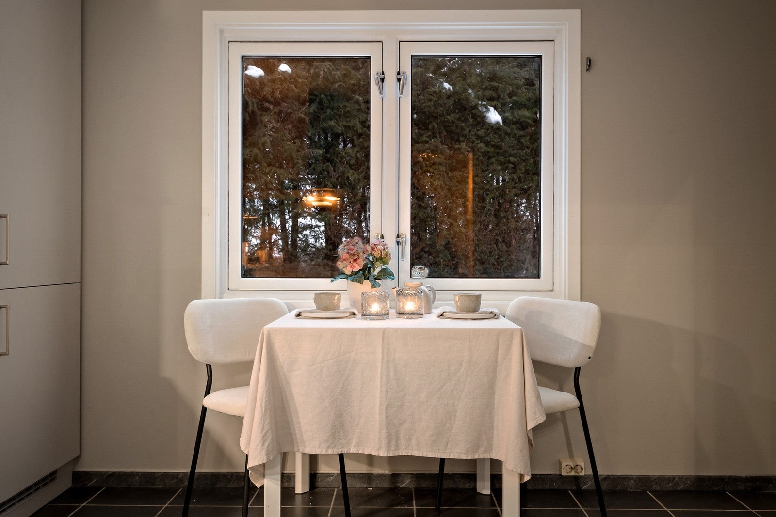 Her kan det også innredes med en hyggelig spisegruppe Galleribilde