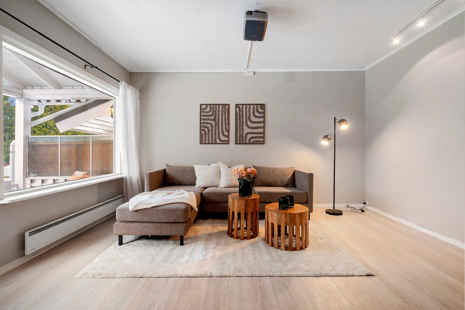 Her er det god plass til en deilig sofagruppe med tilhørende møblement Galleribilde