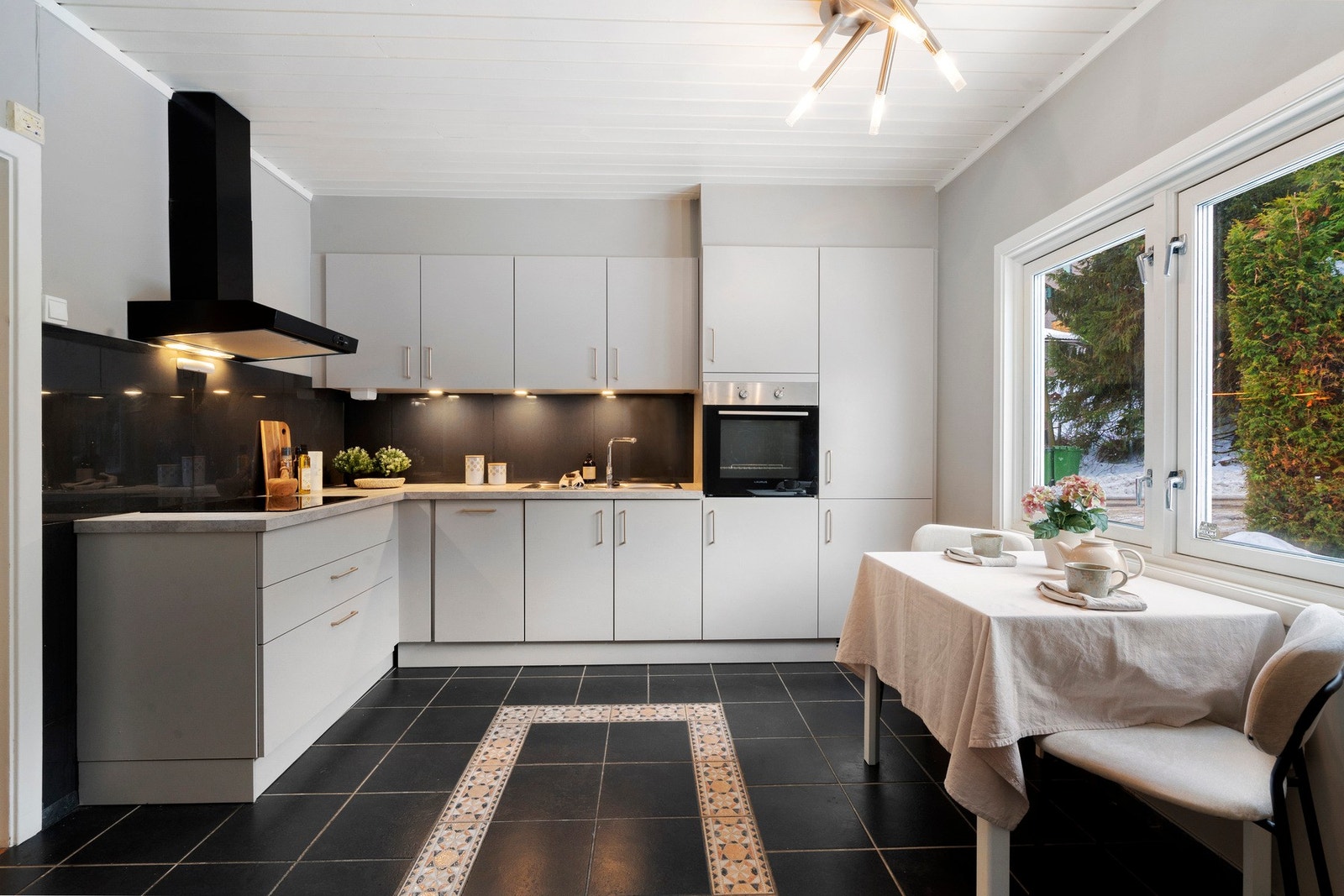 Rikelig med skap- og benkeplass sørger for et funksjonelt og arbeidsvennlig kjøkken Galleribilde