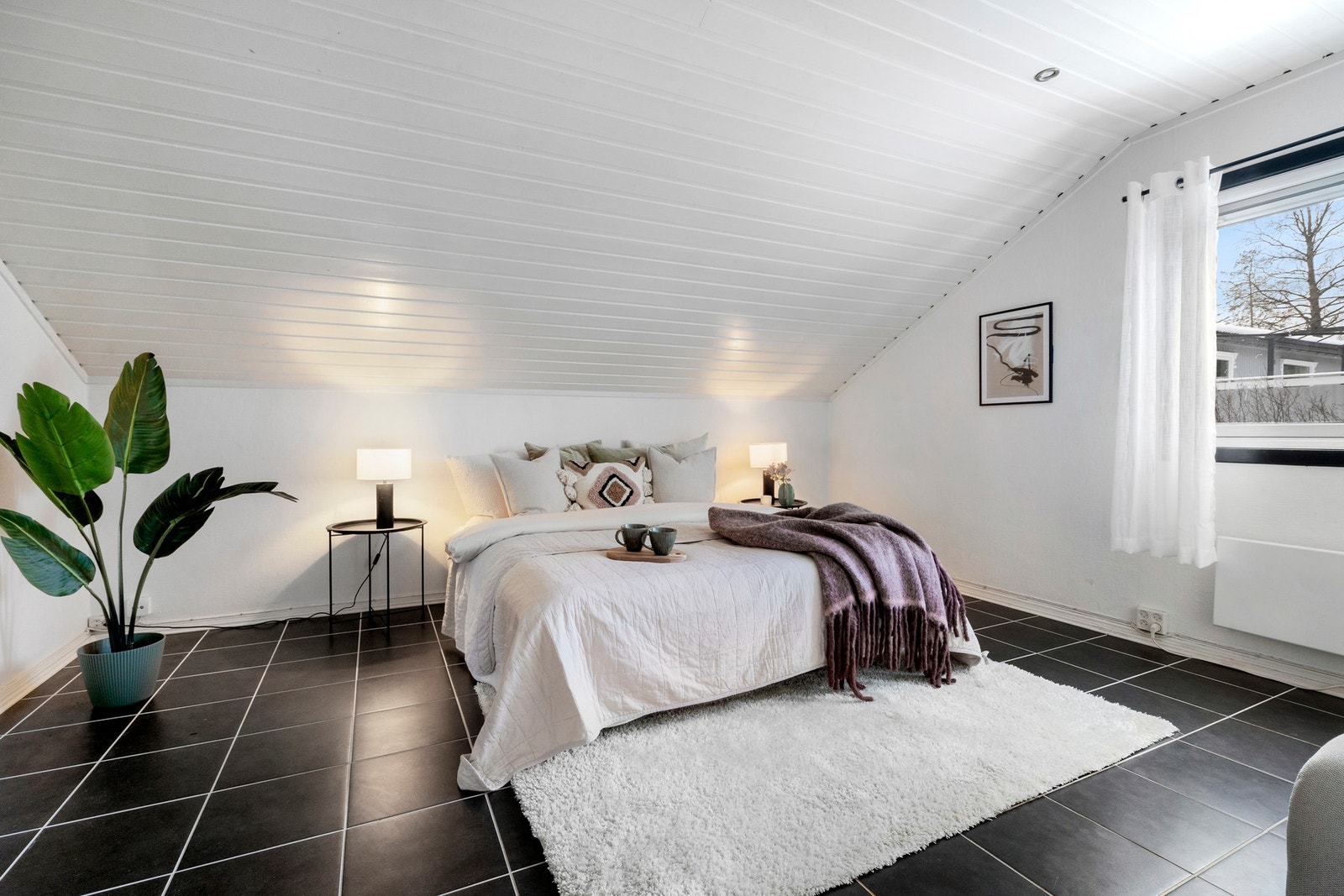 Her kan en enkelt innrede med stor seng, nattbord, garderobe og annet ønsket møblement Galleribilde