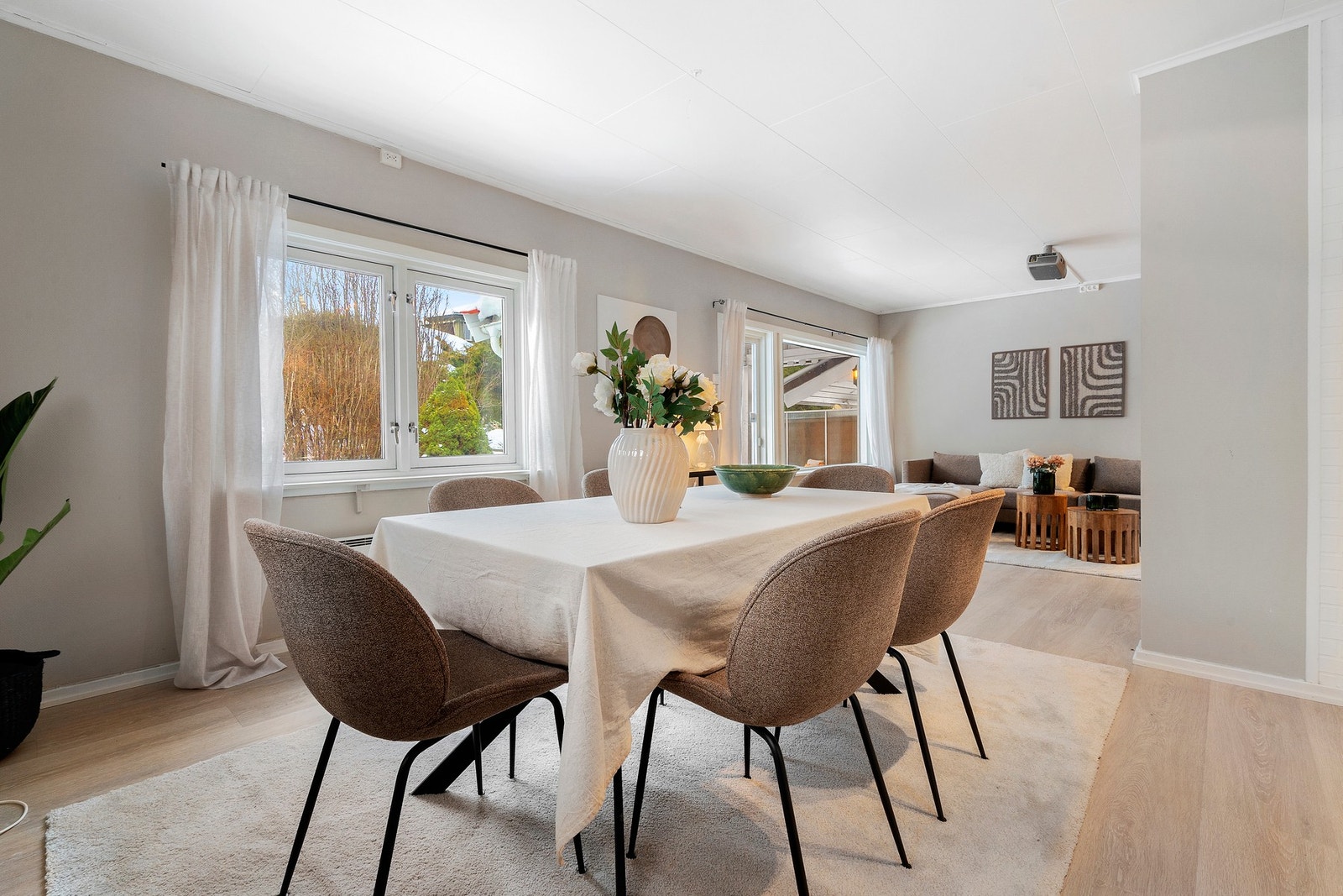 Her er det god plass til å innrede en større spisegruppe med plass til hele familien Galleribilde