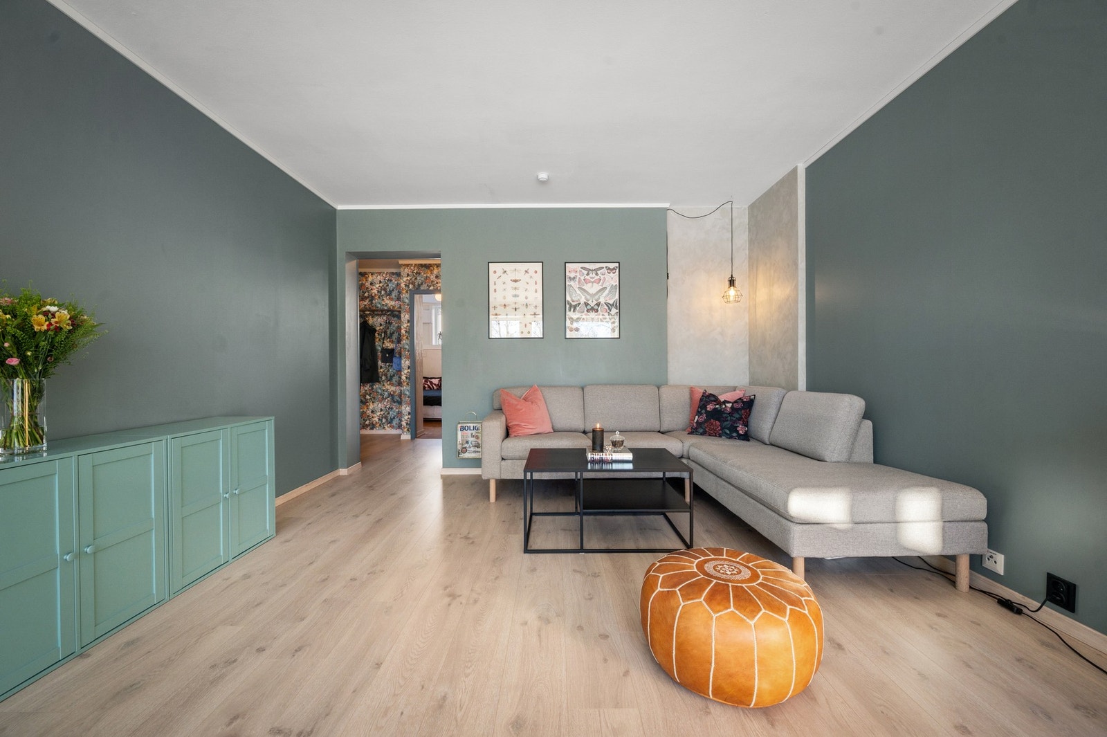 Leiligheten er oppgradert i perioden 2019-2022 med nytt gulv i stue og entré med behagelig gulvvarme Galleribilde