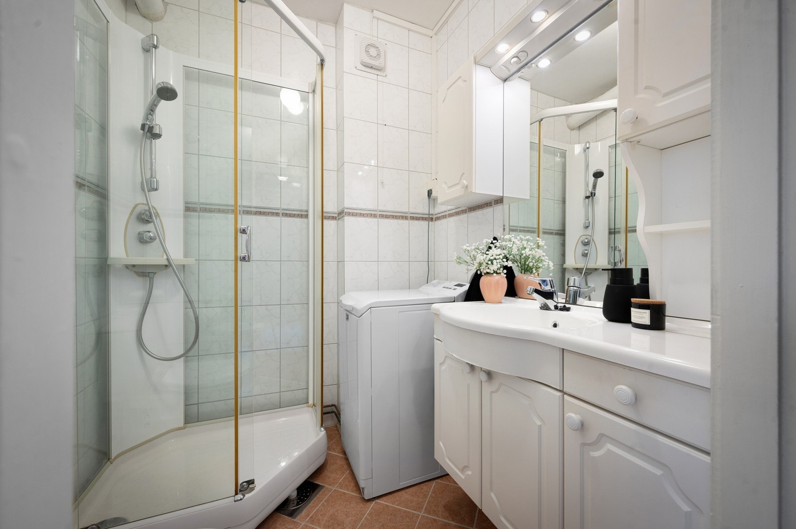 Kombinert bad og vaskerom med opplegg for vaskemaskin Galleribilde