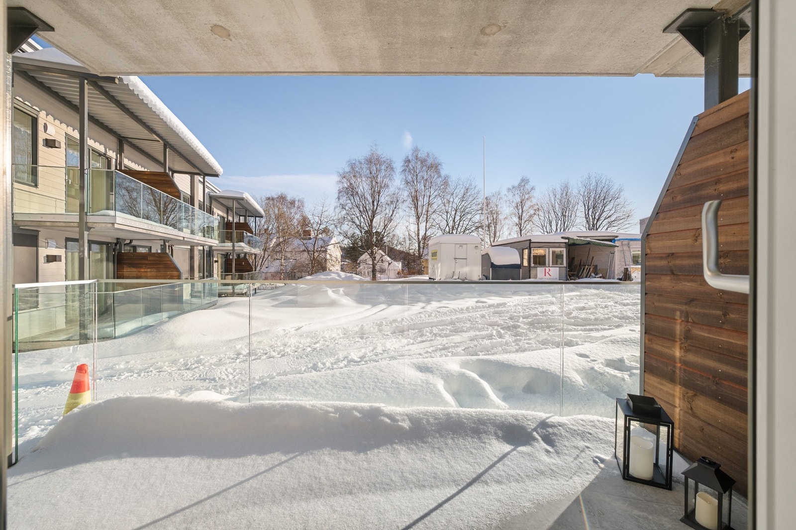 Terrasse med rekkverk i glass Galleribilde