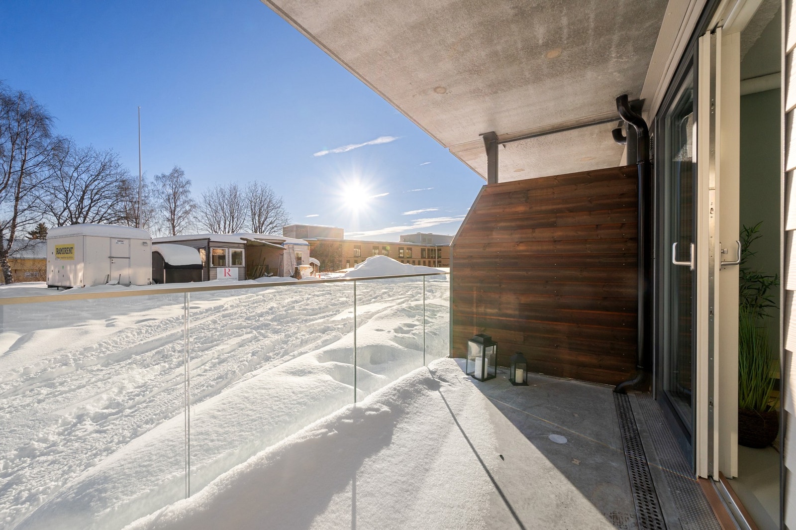 Lunt og godt uteareal med tak og plass til utemøbler Galleribilde