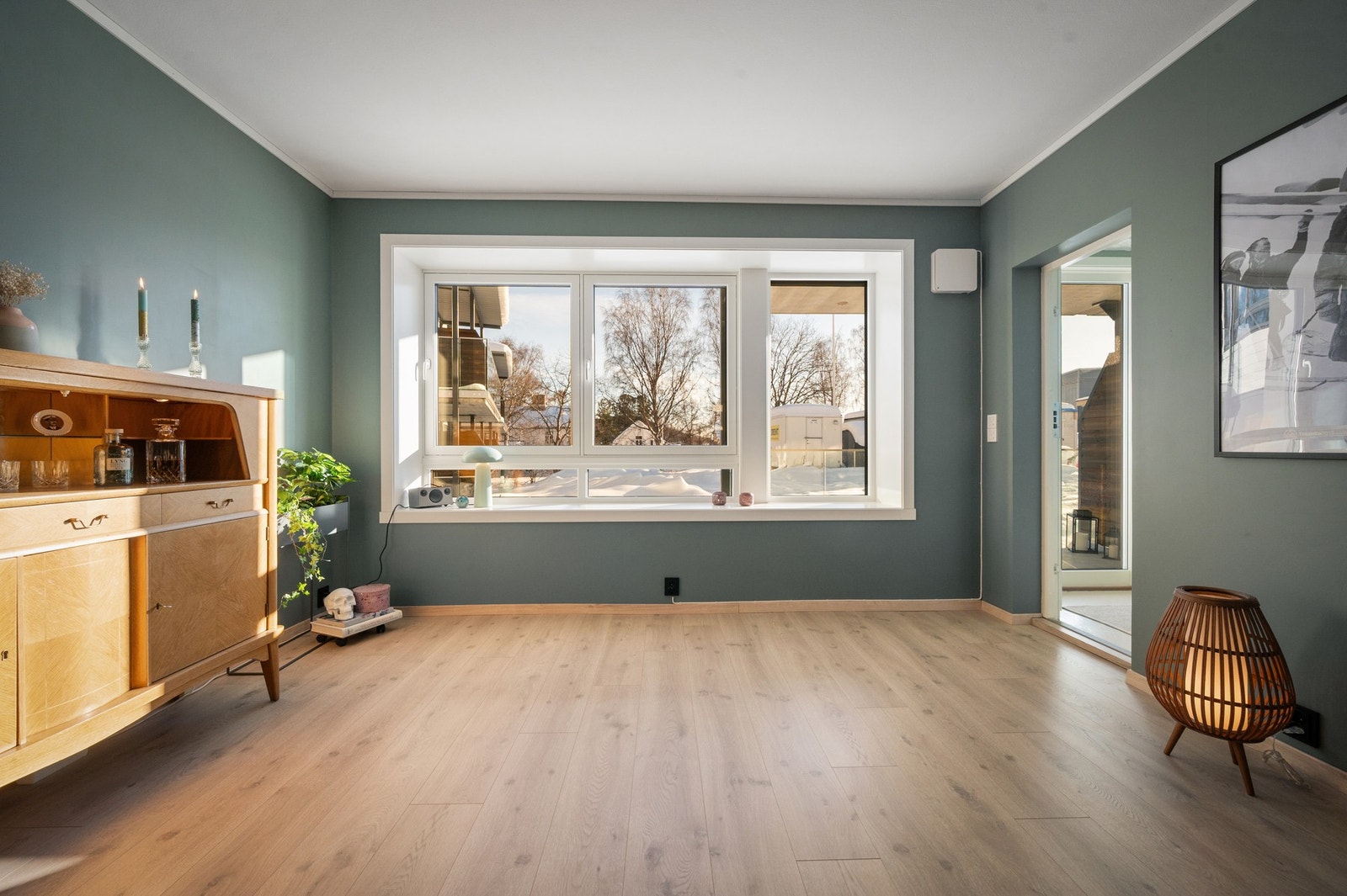 Fra de store stuevinduene slippes det inn rikelig med naturlig lys (det er elektrisk utvendig solskjerming) Galleribilde