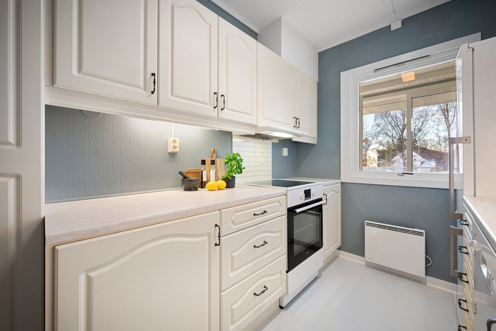 Praktisk med god skap- og benkeplass Galleribilde