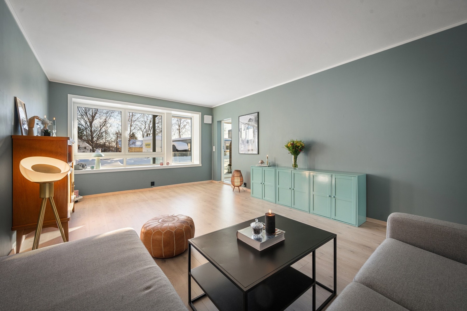 Lys og luftig atmosfære i stua med mye gulvplass og gode møbleringsmuligheter Galleribilde