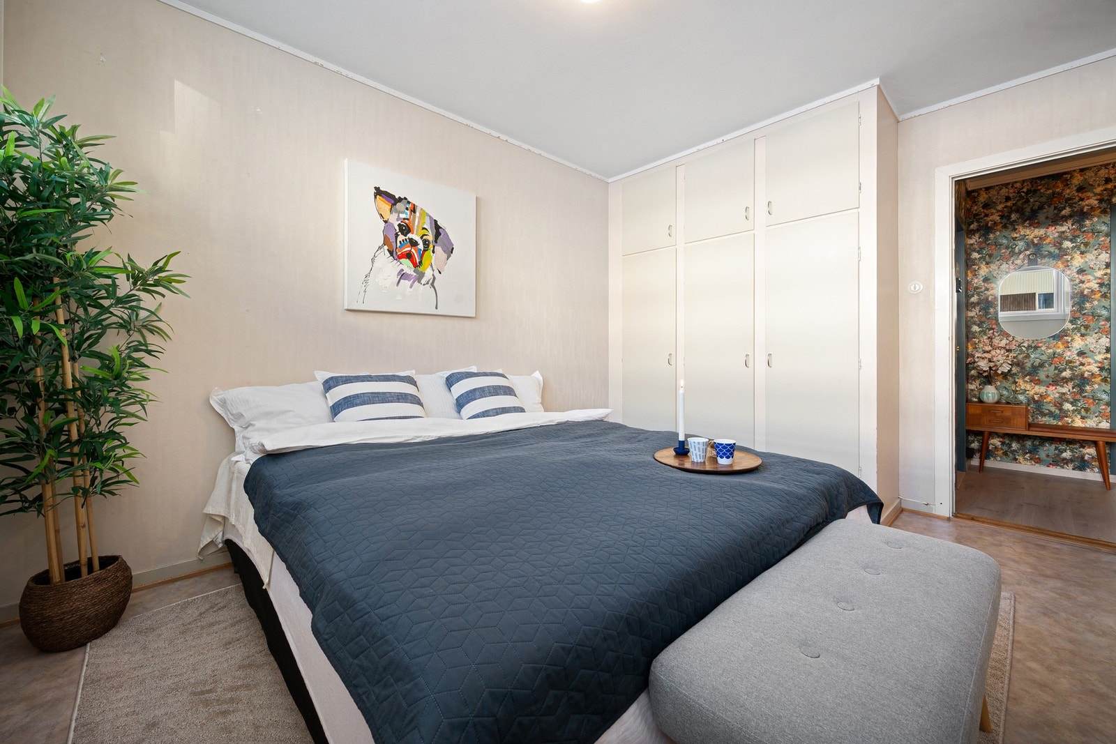 Stort rom med innebygd garderobeskap Galleribilde