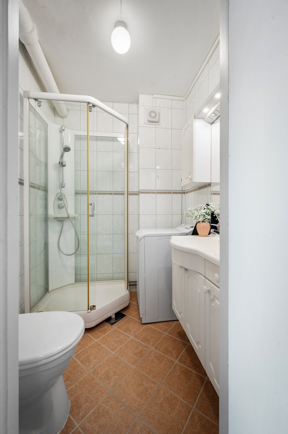 Bad oppgradert på 2000-tallet i tidløs utførelse med flislagte gulv og vegger Galleribilde