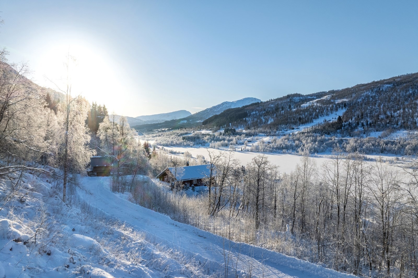 Tomta har tinglyst vegrett og vegtilkomst, samt rett båtplass ved Dalavatnet. Galleribilde