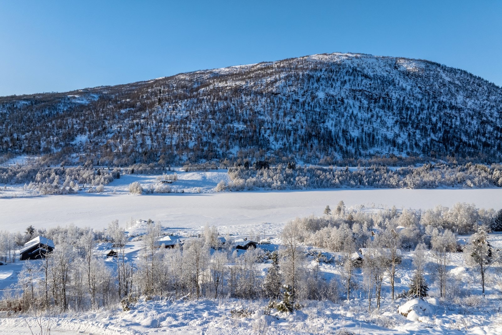 Frå eigedomen er det ca 15 min køyretid til Sogndal sentrum og 5-6 min køyretid til poulære Hodlekve skisenter. Galleribilde