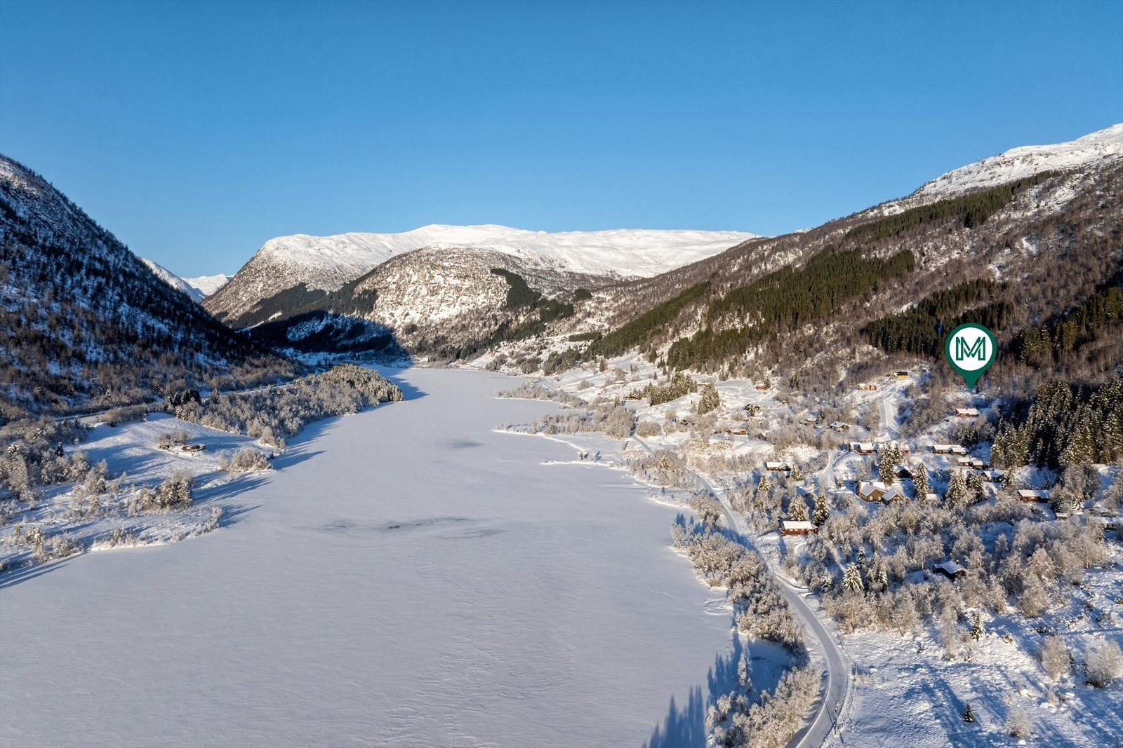 Dalavatnet ligg i kort avstand til tomta, og gjev muligheit for bading, fiske, kajakk, skøyter og skiturar. Galleribilde