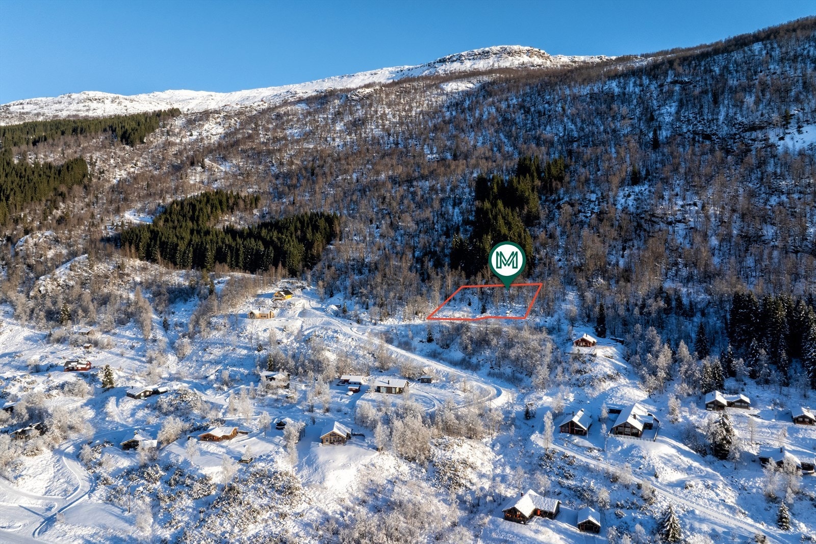 Eigedomen ligg på ei stor tomt med kort veg til mange flotte fjellturar. Tylderingen, Stepin, Grøssete og Torstadnakken er nokre av mange turar som ein kan starte på rett utanfor døra. Galleribilde
