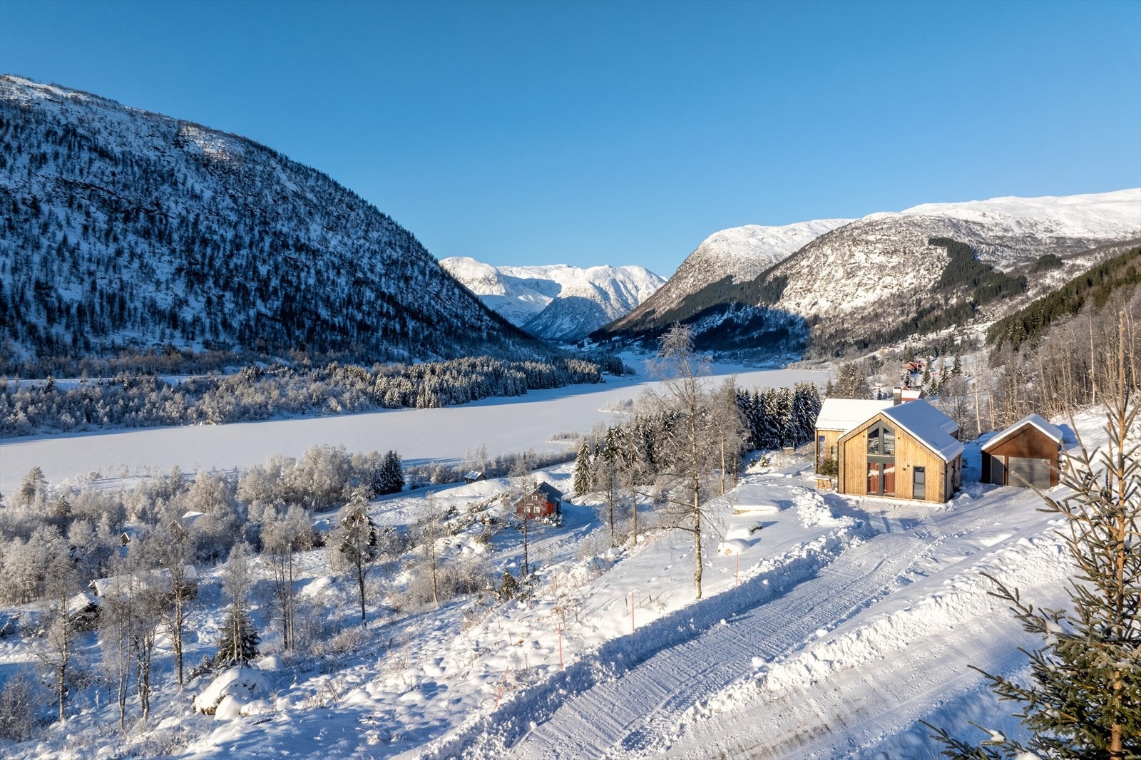 Området er eit typisk jordbruksområde med noko spreidd busetnad og fritidsbustadar. Galleribilde