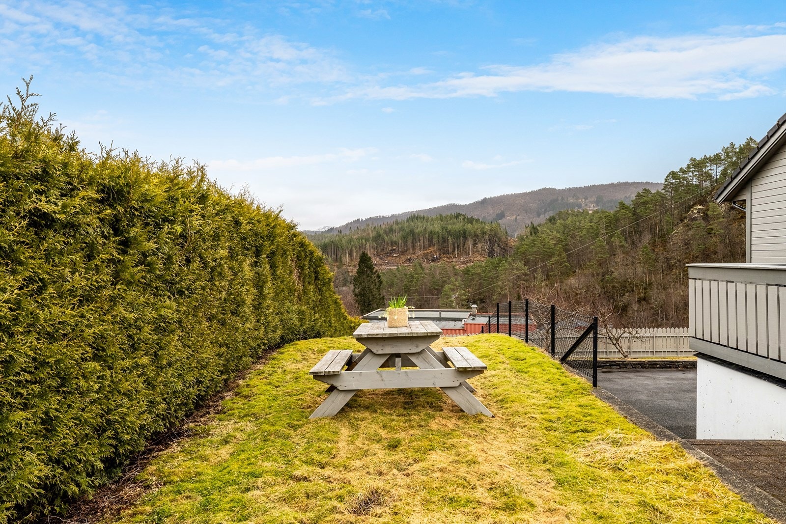 Tomten er flott opparbeidet med uteplasser og grøntareal. Galleribilde