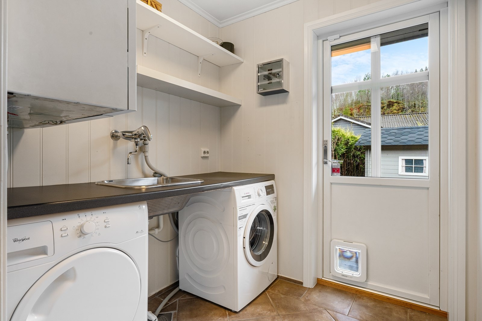 Vaskerom med utgang til treterrassen, perfekt for en enkel og praktisk hverdag. Galleribilde