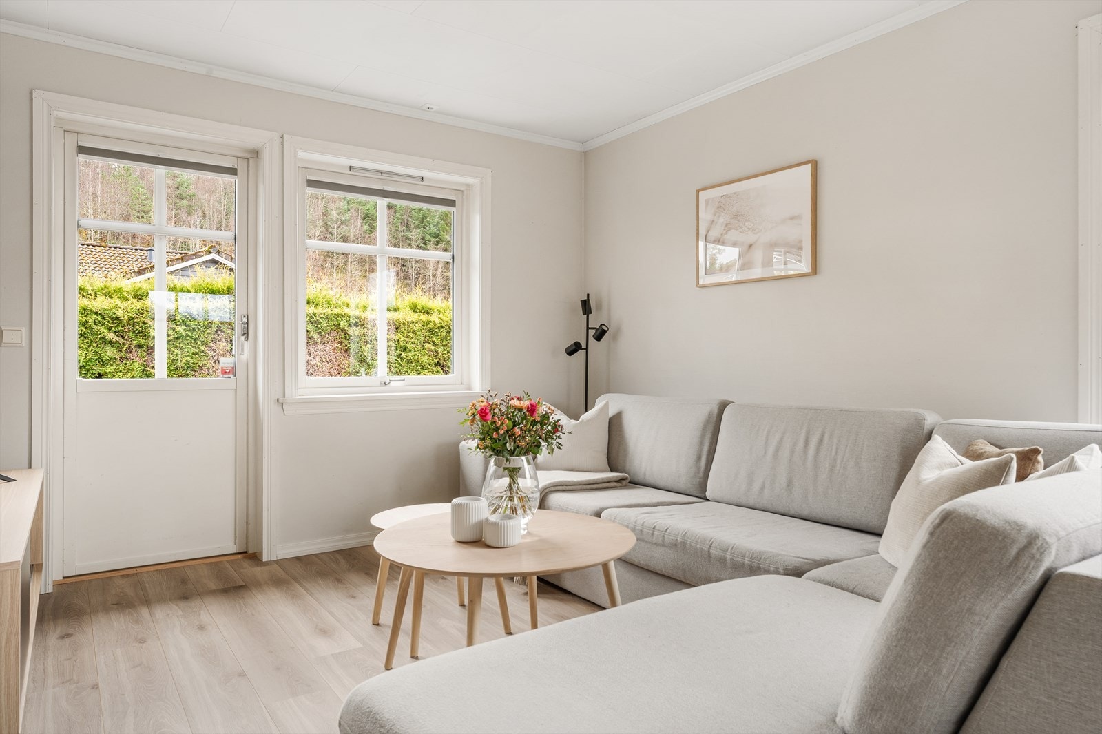 Fra stuen er det utgang til en stor treterrasse på ca. 60 m². Galleribilde