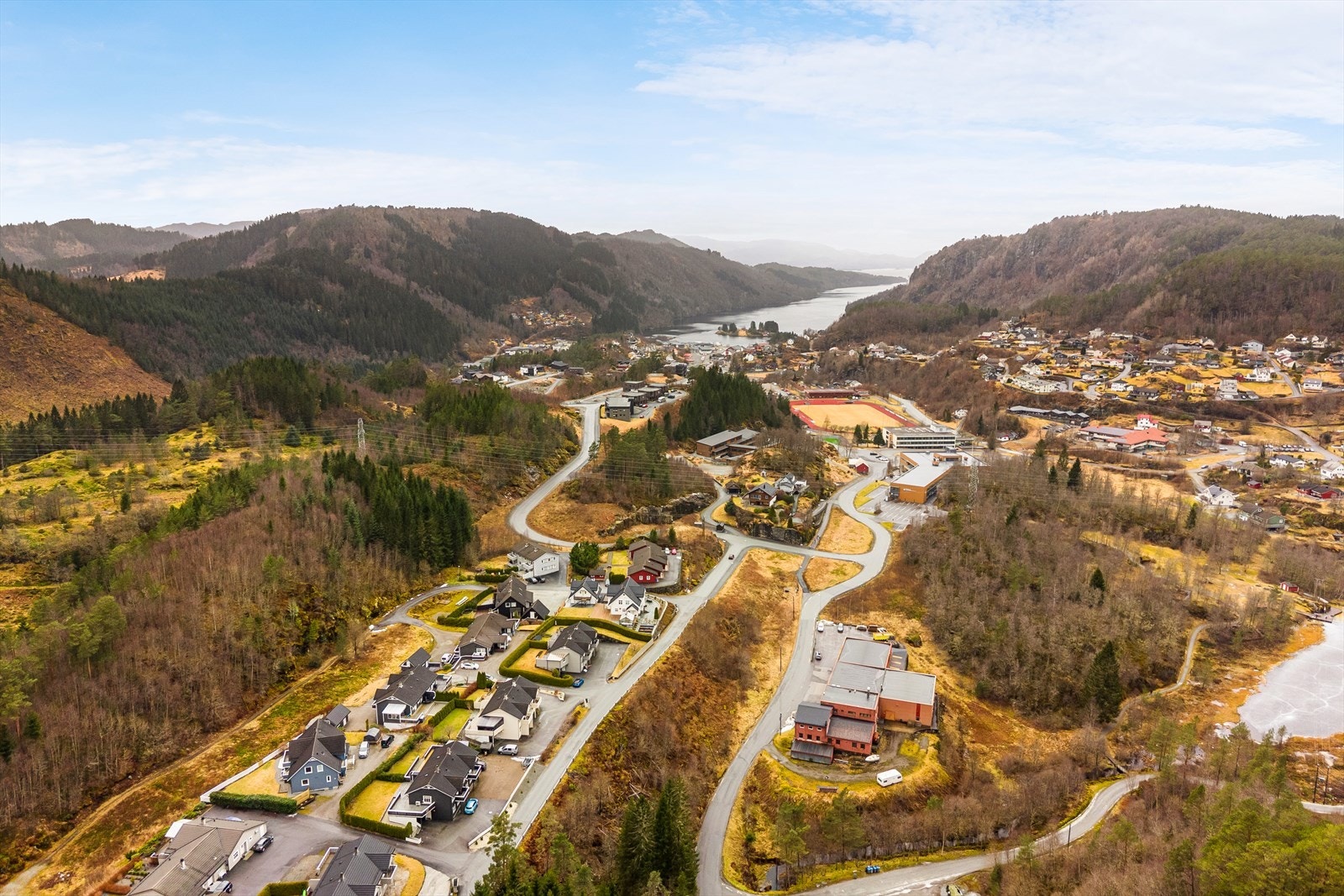 Fra boligen er det kort gangavstand til nærmeste barnehage, barneskole og ungdomsskole. Galleribilde