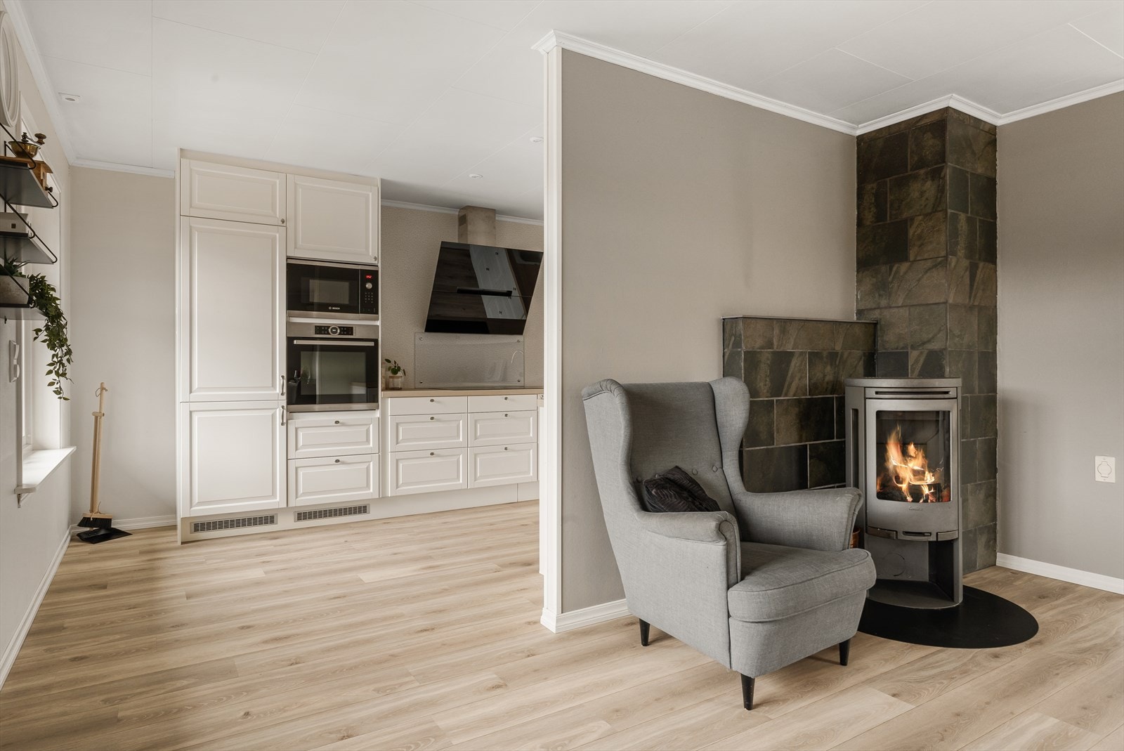 Stuen har en delvis åpen løsning mot kjøkkenet, som skaper en fin flyt mellom rommene. Galleribilde