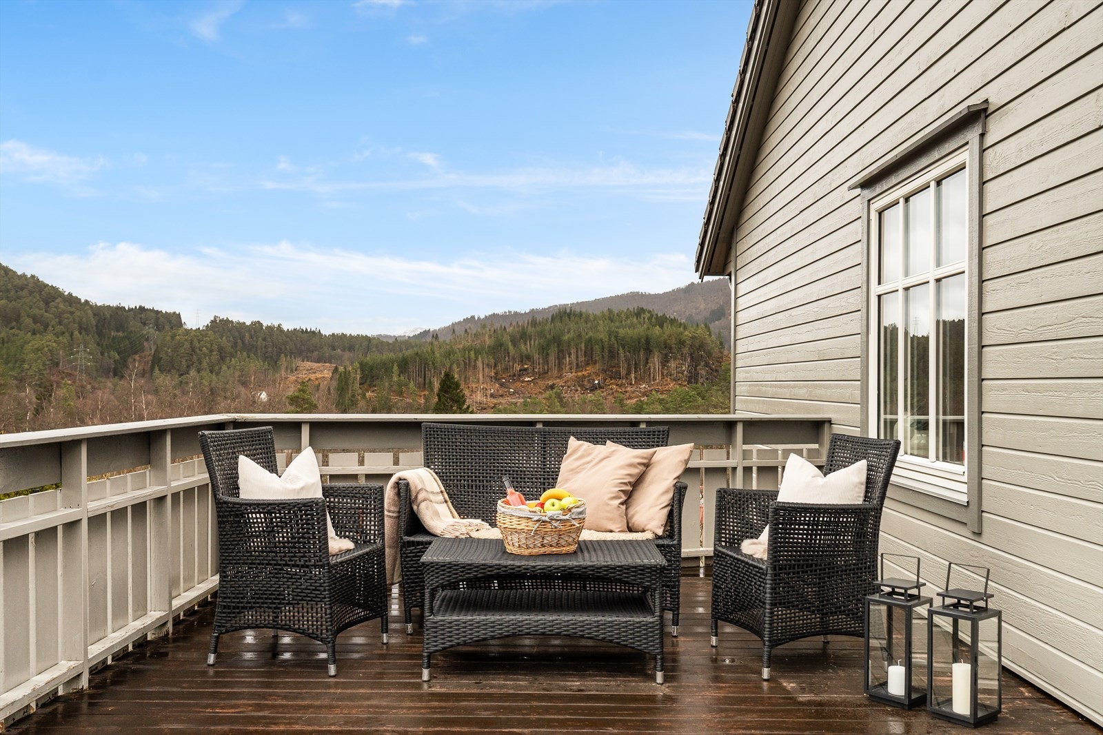 Stor treterrasse på ca. 60 m² med utgang fra både stue og vaskerom. Galleribilde