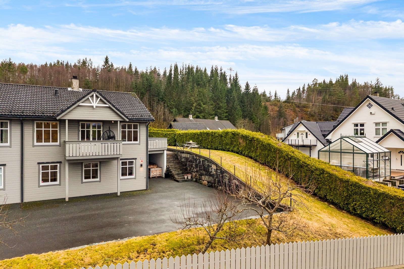 God biloppstillingsplass og carport ved inngangsparti. Galleribilde