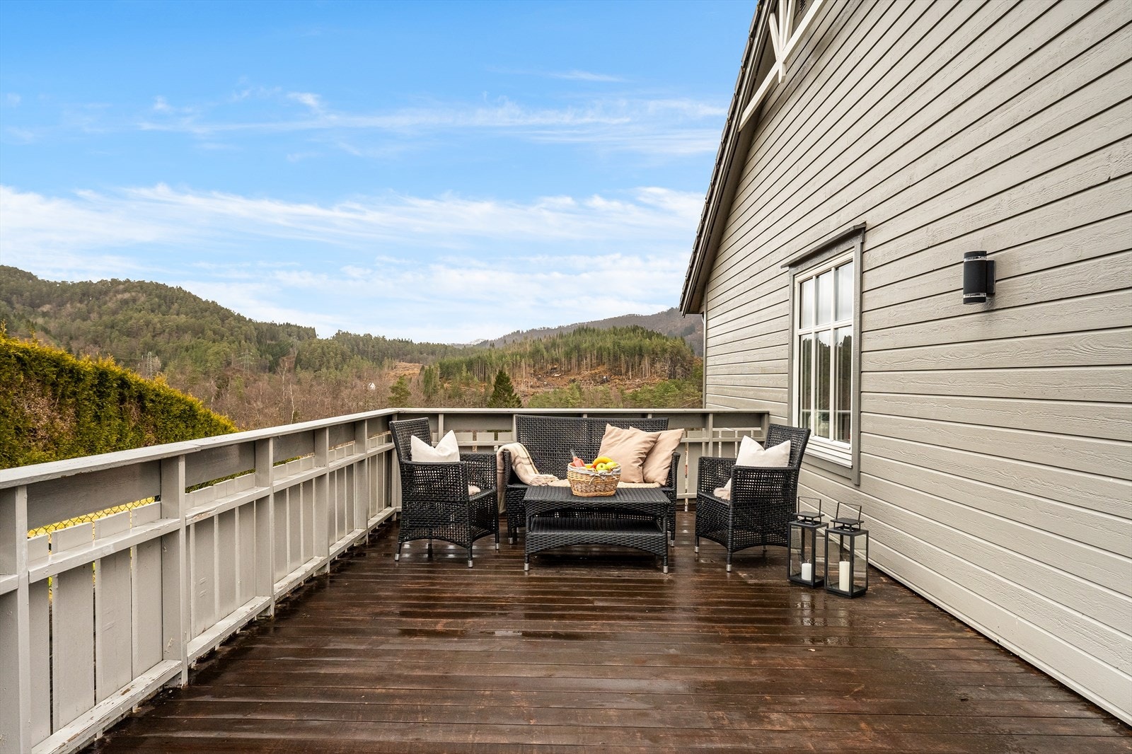 Her kan du nyte en flott utsikt mot de omkringliggende fjellene. Galleribilde