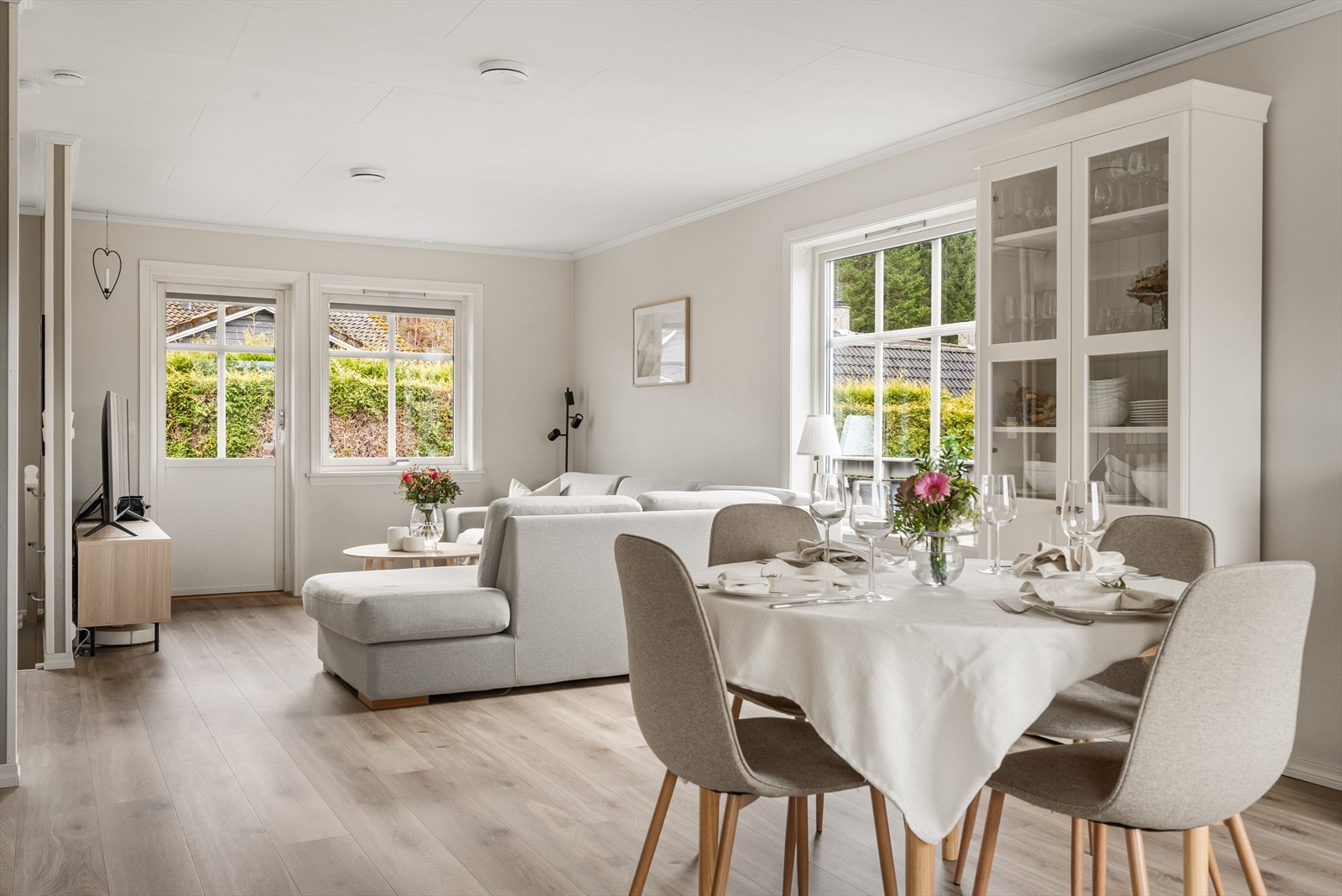 Rommet gir fleksible muligheter for spisegruppe etter eget ønske. Galleribilde