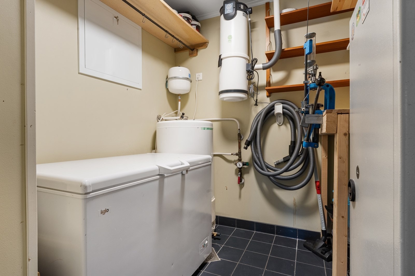 Bod i 1. etasje med et areal på 3,9 m², praktisk for ekstra oppbevaring, sportsutstyr eller fryseboks. Galleribilde