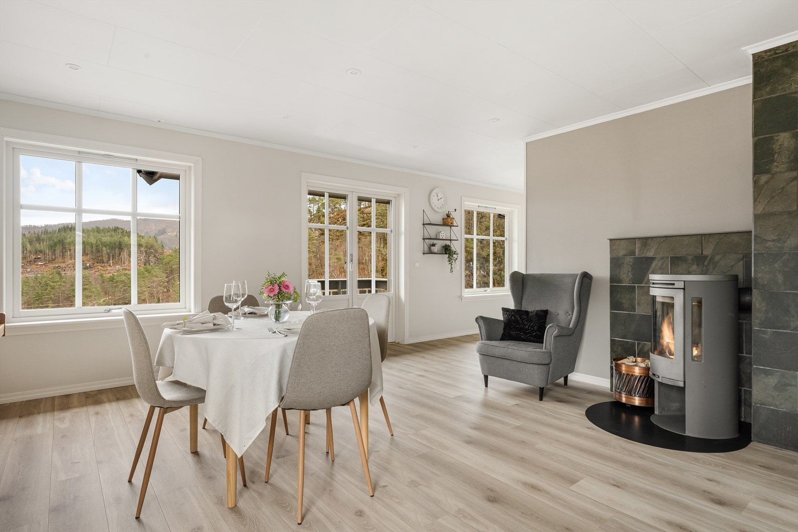 Romslig stue i boligens 2. etasje, med et areal på hele 40,1 m². Galleribilde