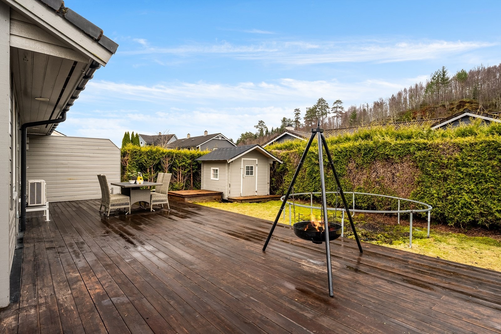 Videre fra terrassen er det gressplen med blant annet dukkehus og god plass for trampoline. Galleribilde