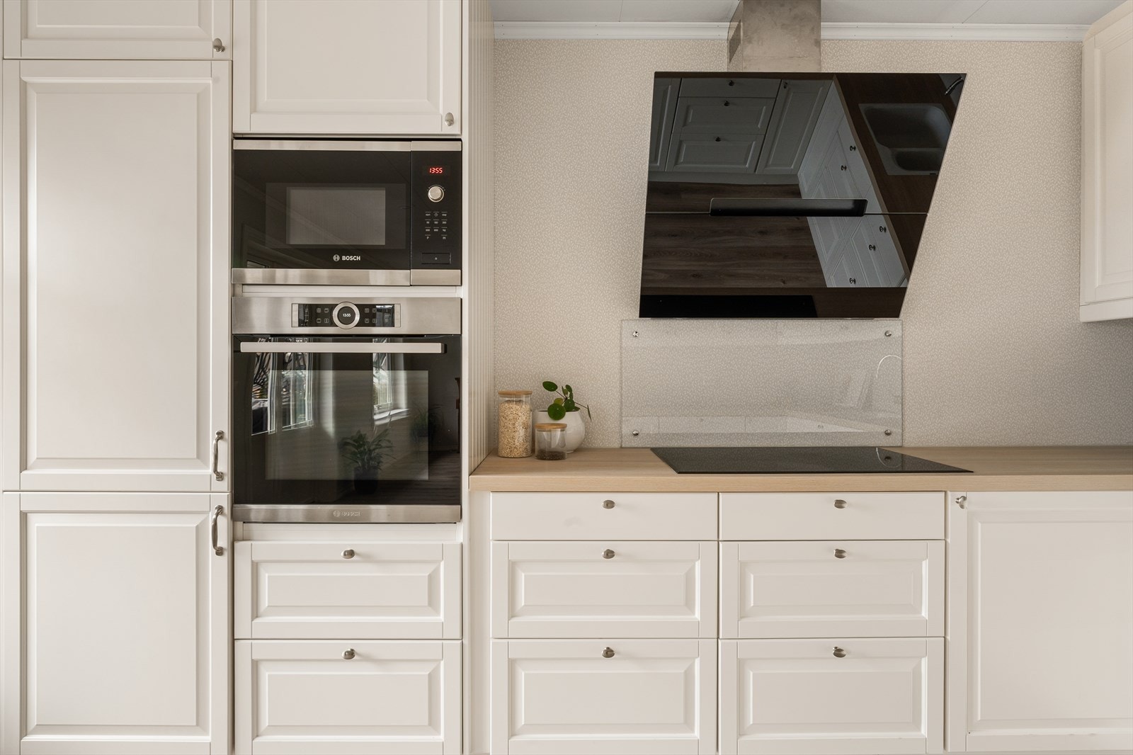 Innredningen har profilerte hvite fronter og laminat benkeplate. Galleribilde