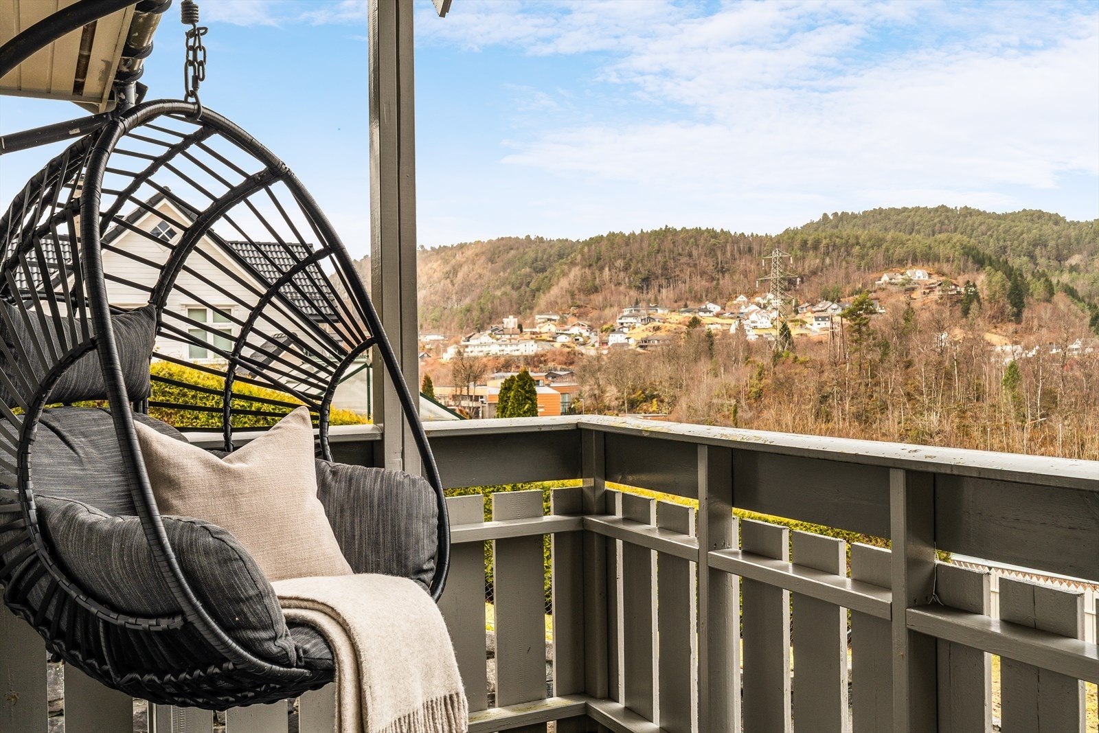 Perfekt plass for morgenkaffen og rolige stunder. Galleribilde