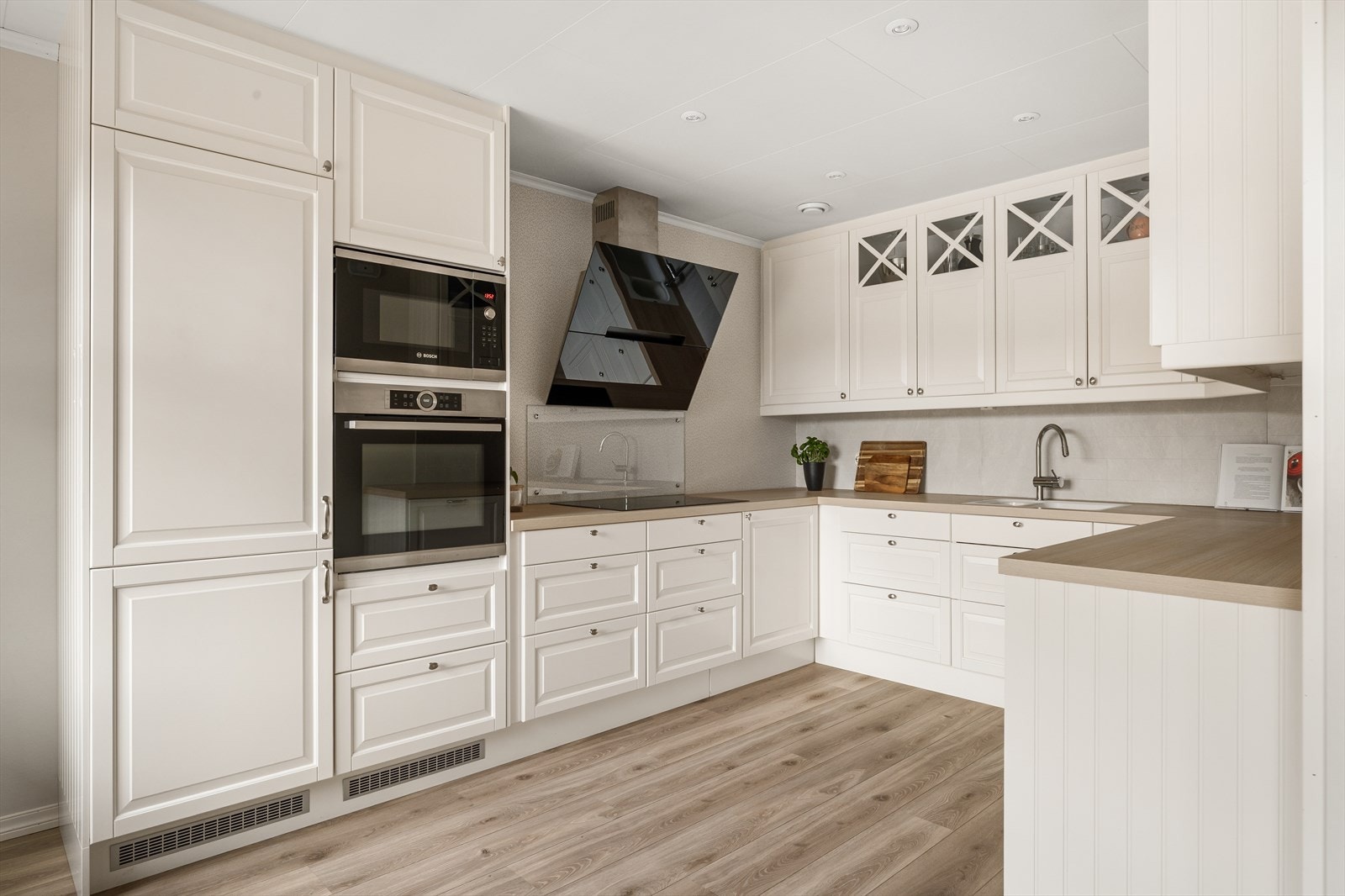 God arbeidsplass på benken og rikelig med oppbevaringsmuligheter i både skuffer og skap. Galleribilde