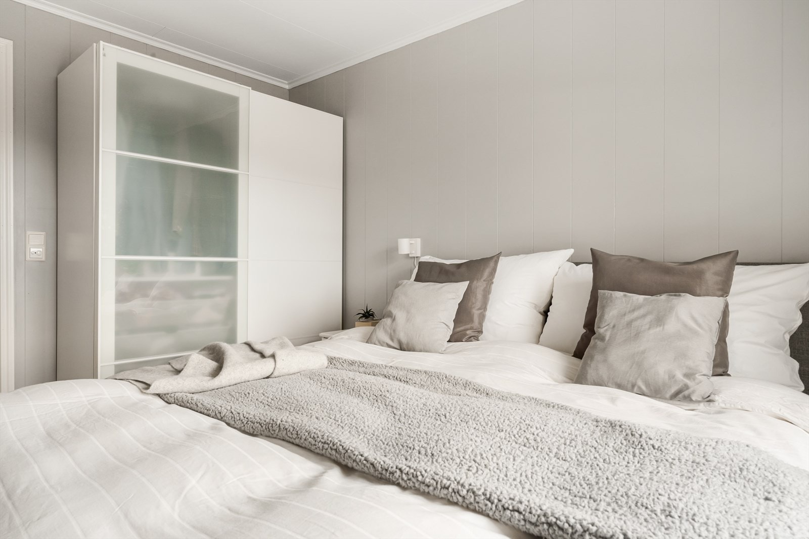 God plass til dobbeltseng og annet soveromsmøblement. Galleribilde