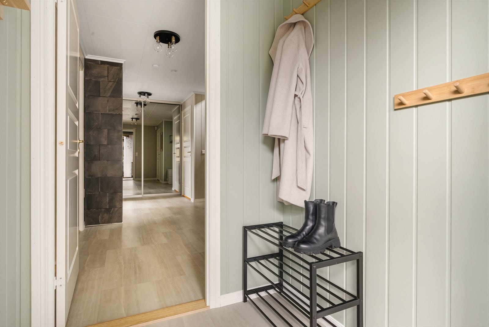 Entré med plass til oppheng av yttertøy. Galleribilde