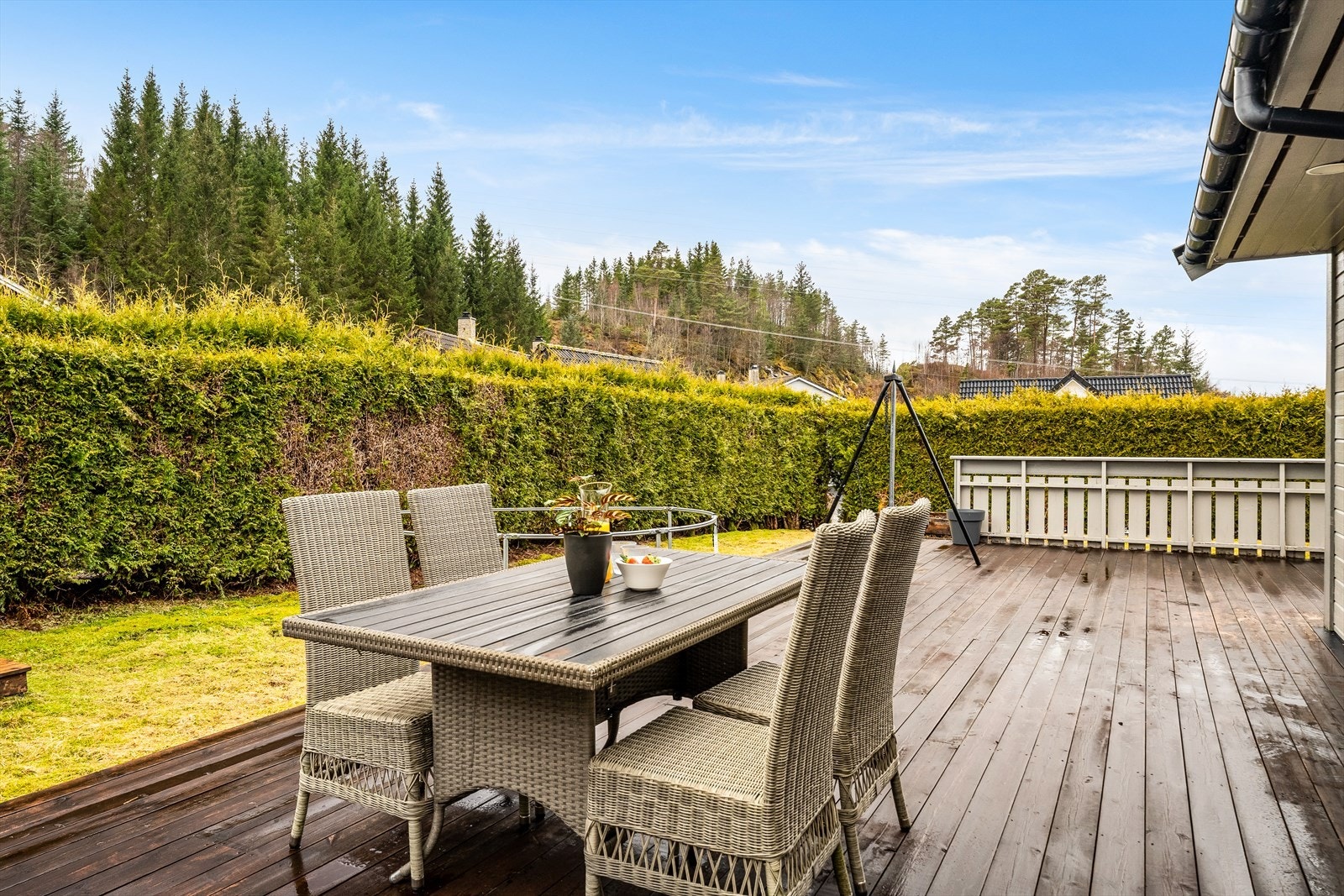 Terrassen ligger skjermet til og gir en lun og usjenert uteplass. Galleribilde