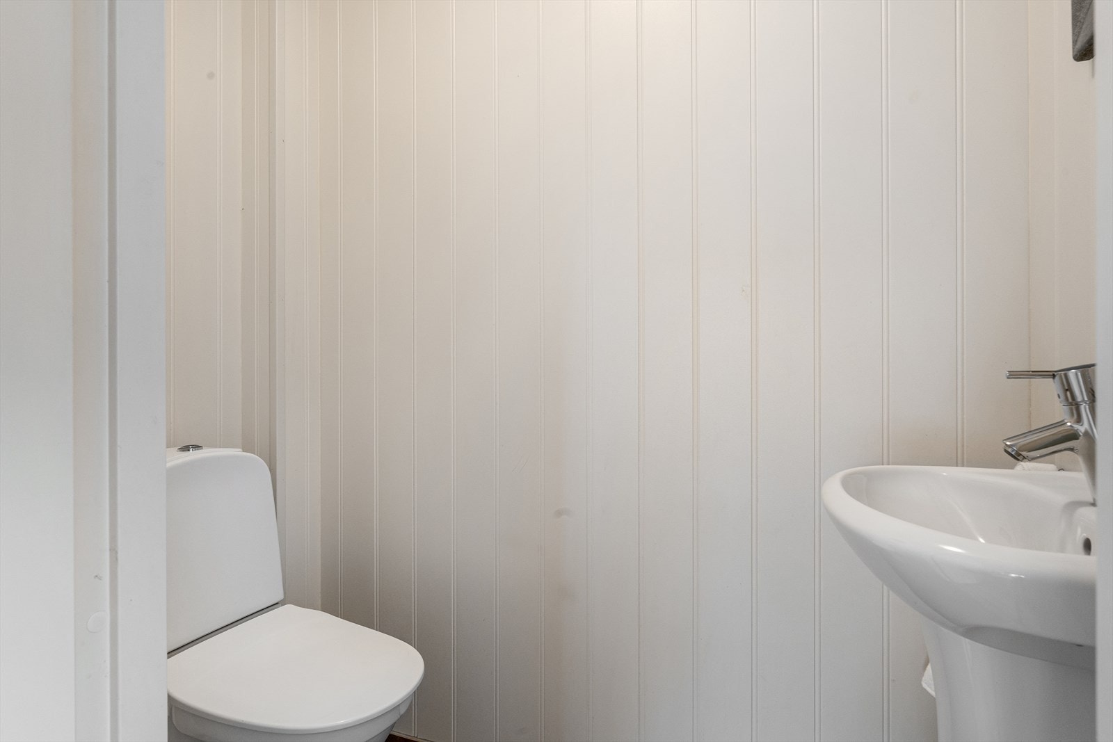 Praktisk toalettrom i boligens 2. etasje. Galleribilde