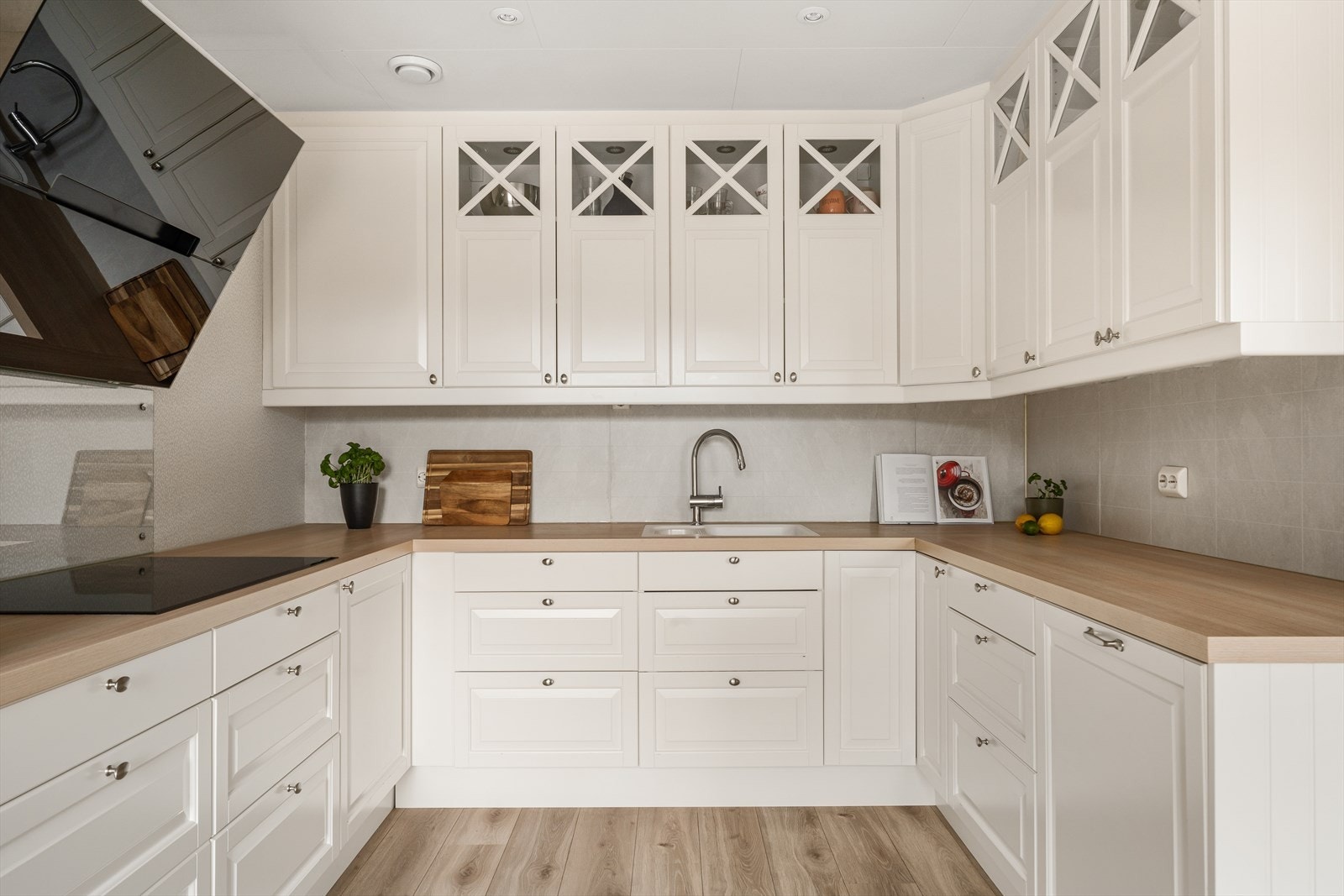 Kjøkken fra 2017 som fremstår moderne og pent i lyse farger. Galleribilde