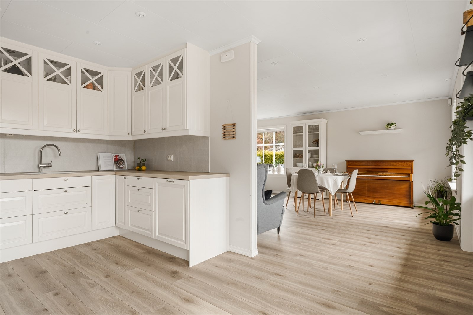 Kjøkken sett mot stuen. Galleribilde