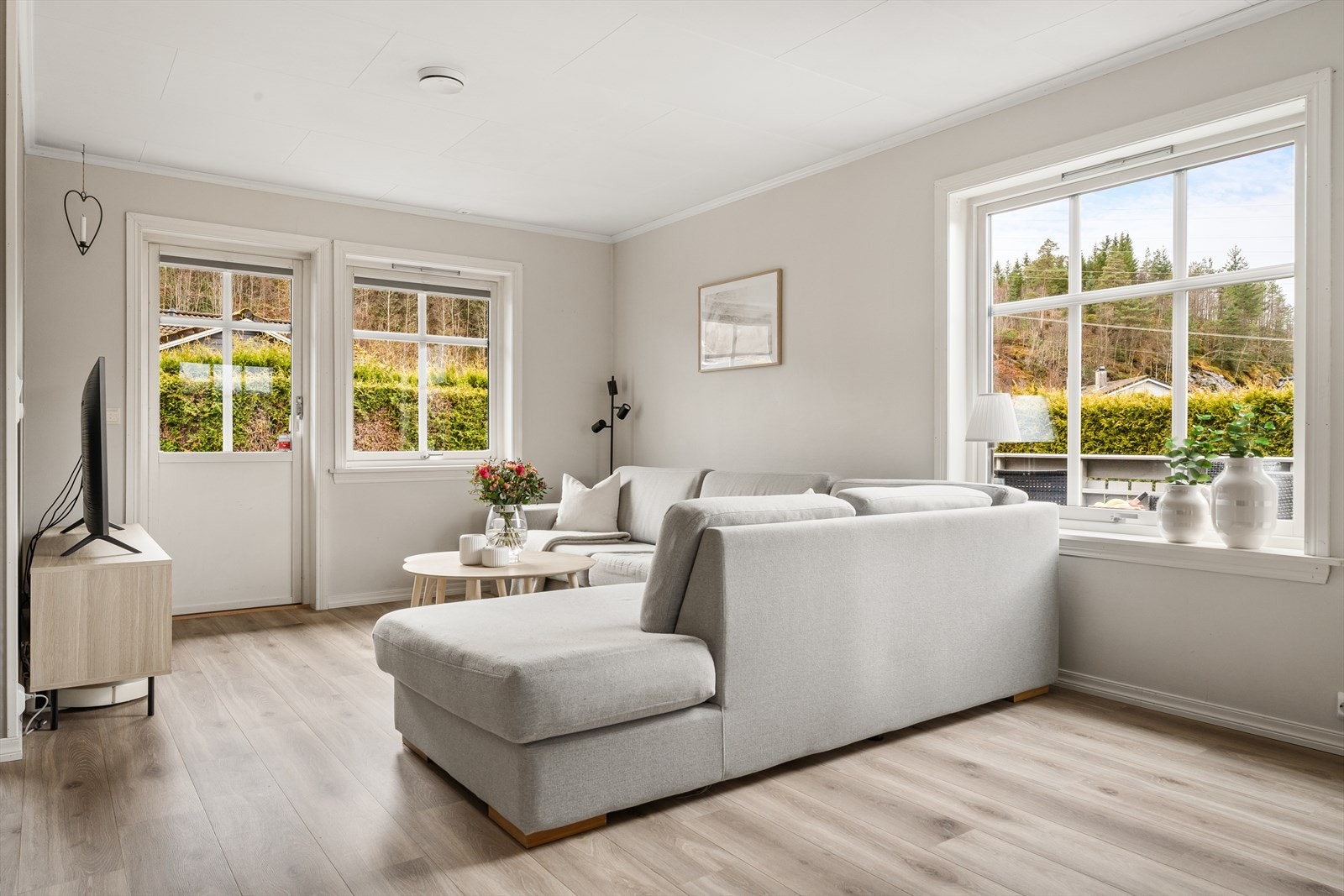 Store vindusflater gir en lys og luftig romfølelse. Galleribilde