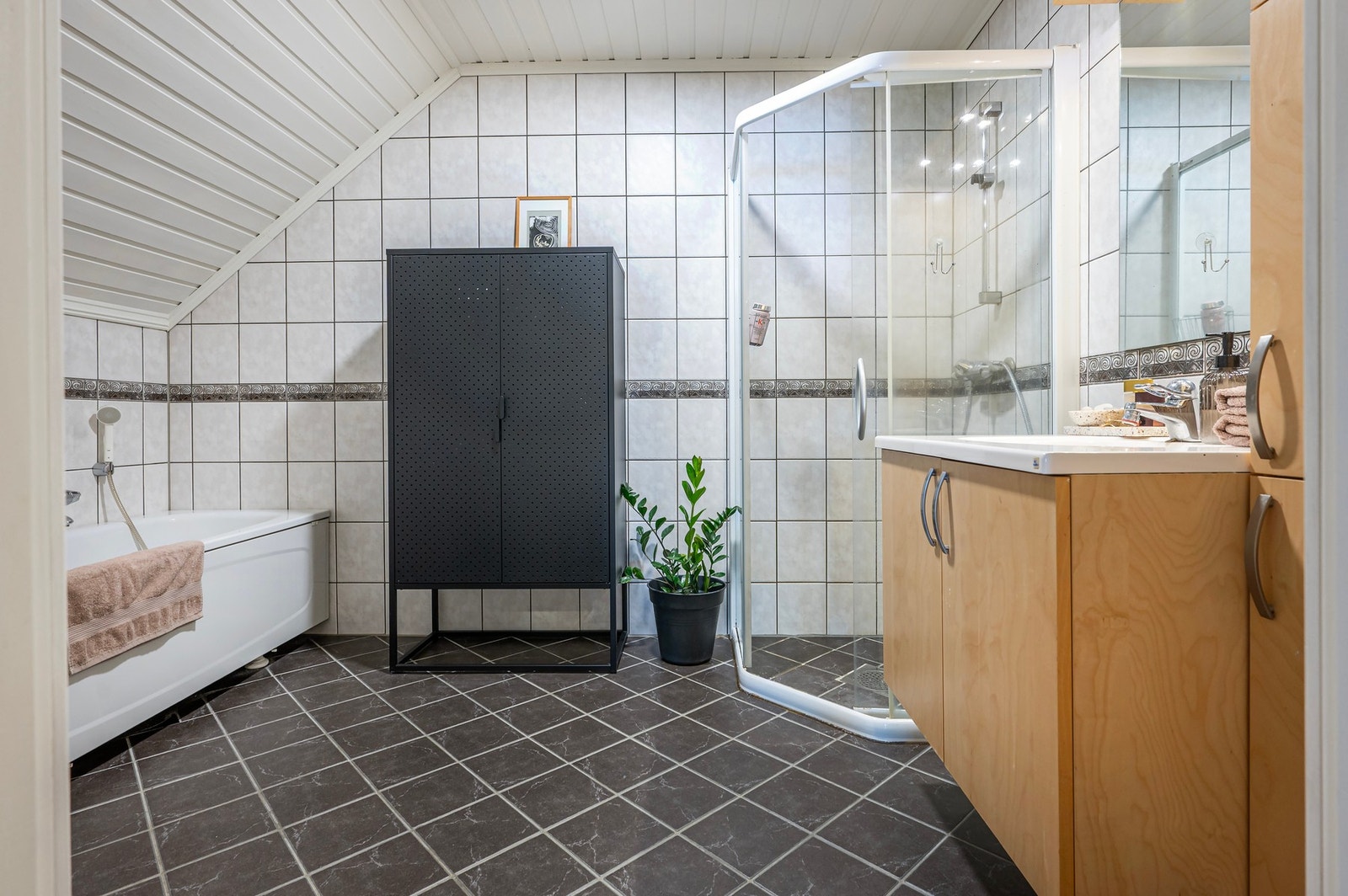 På loftet er det et meget romslig bad med både dusj og badekar. Galleribilde