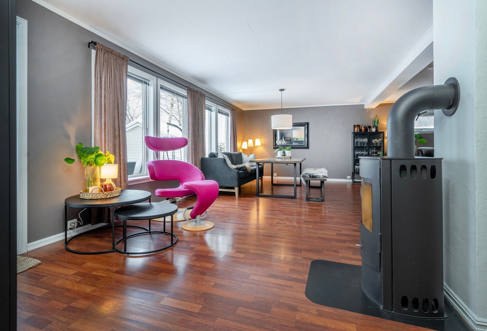 Svært romslig stue med store vindusflater mot syd som gir godt lyysinnslipp og fin utsikt. Galleribilde